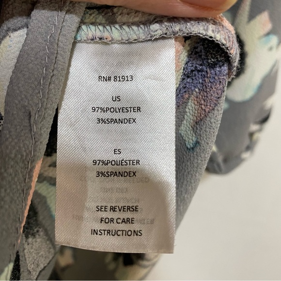 CeCe Blouse Floral Print Top Gray Black Floral 3/4 Sleeves Size XS Henley Style - Picture 15 of 16